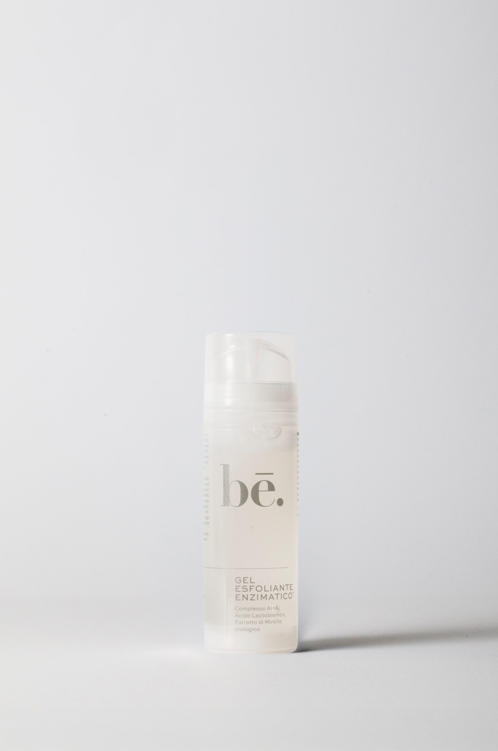 Gel Esfoliante Enzimatico Rigenerante bē. con AHA, acido lactobionico ed estratto di mirtillo biologico.