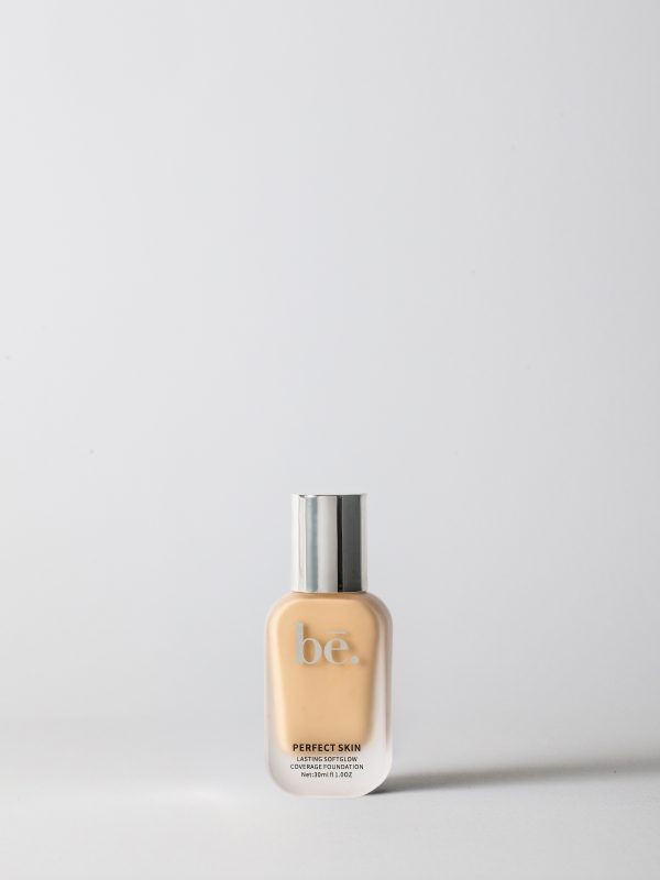 Flacone Perfect Skin Foundation bē nella nuance05, fondotinta fluido dal finish soft glow su sfondo minimal.